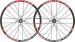 Collocazione di media gamma per le Red Metal 3, le ruote Fulcrum� solide e affidabili per un impiego quotidiano, contrassegnate dall'invidiabile rapporto prezzo-qualit�. 
Disponibili nella sola versione a disco con cerchio a giunto saldato anodizzato nero e dal peso complessivo di 1853 g. Adottano raggi in acciaio inox da 2 mm di spessore nella configurazione di montaggio 2:1 Two-to-One su entrambe le ruote, nella misura di 16 elementi sul lato cassetta della posteriore e sul lato disco dell'anteriore e 8 elementi sul lato opposto. I mozzi che le equipaggiano sono del tipo oversize in alluminio dotati di perno da 20 mm anteriore e posteriore.
Sono ruote compatibili con pneumatici Tubeless UST, la cui disponibilit� nelle versioni International Standard e AFS� ne consente l'abbinamento ai principali sistemi frenanti a disco sul mercato.
 

Peso nominale senza sganci:
Anteriore: 815 gr
Posteriore: 1000 gr
